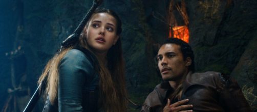 Katherine Langford e Devon Terrel em cena da s&eacute;rie da Netflix 'Cursed - A Lenda do Lago'. (Reprodu&ccedil;&atilde;o/Netflix)