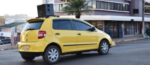 Prefetura usa carro de som para alertar haitianos. (Divulga&ccedil;&atilde;o/Secretaria de Sa&uacute;de de Xaxim)