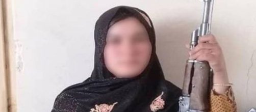 Qamar Gul, de 16 anos, abriu fogo contra assassinos de seus pai. (Reprodu&ccedil;&atilde;o/Twitter)