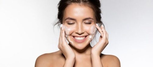 Skincare n&atilde;o exige, necessariamente, produtos caros para ser feita. (Arquivo Blasting News)