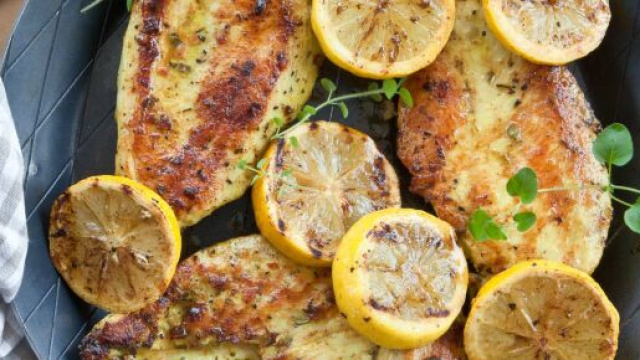 Pollo marinato al lime, un secondo piatto esotico dall'Honduras.