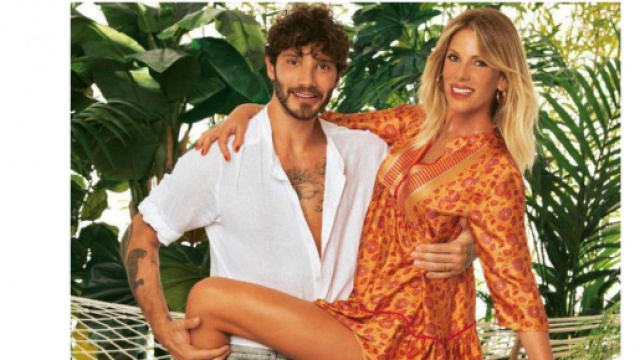 Stefano De Martino e Alessia Marcuzzi, Chi: 'Complicit&agrave; e sguardi gi&agrave; allo shooting per l'Isola'.