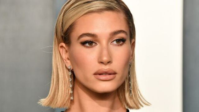 Taglio di capelli corti e lunghi scalati per l'estate: il wob, la frangia e le beach waves.