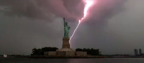 Rel&acirc;mpagos e raios provocados por tempestade tropical causaram essa cena ao lado da Est&aacute;tua da Liberdade. (Reprodu&ccedil;&atilde;o/ Twitter)