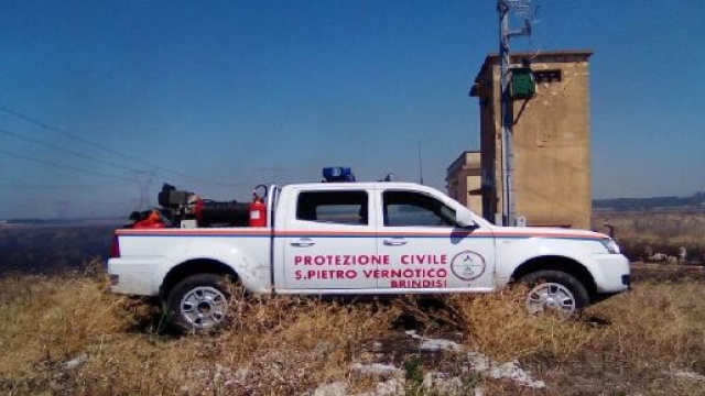 Brindisi, vasto incendio in localit&agrave; Santa Teresa a Tuturano: rogo domato dai canadair.