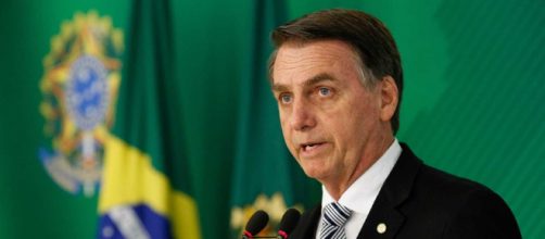 Bolsonaro mostra caixa de cloroquina a emas no Pal&aacute;cio da Alvorada. (Arquivo Blasting News)