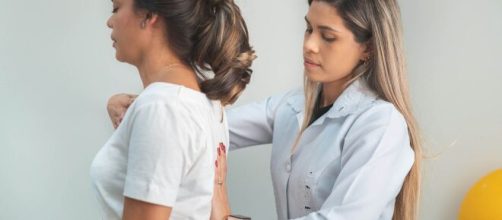 Se a dor nas costas se intensificar, o indicado &eacute; consultar um profissional. (Arquivo Blasting News)