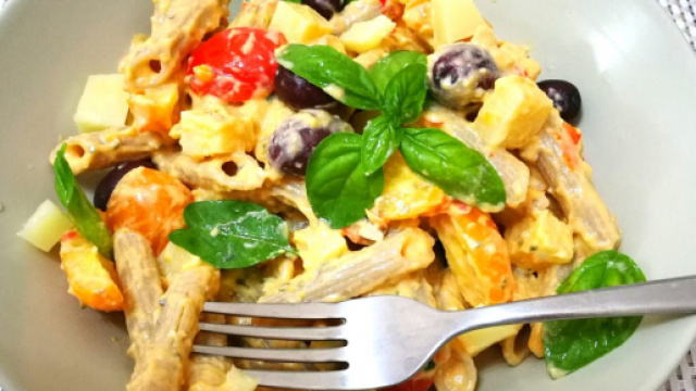 Pasta fredda con ricotta, pomodorini e olive nere.