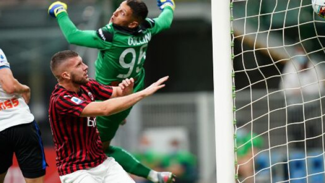 La punizione di &Ccedil;alhanoğlu che va in rete, che da il momentaneo vantaggio al Milan.