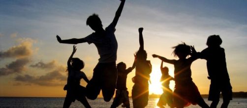 Amigos celebrando la alegr&iacute;a de la amistad