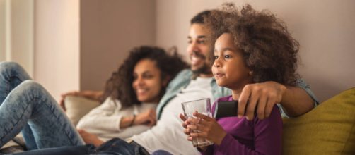 Assistir filmes com os filhos estimula a uni&atilde;o em fam&iacute;lia. (Arquivo Blasting News)