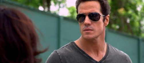 Ferdinand se d&aacute; mal em 'Fina Estampa'. (Reprodu&ccedil;&atilde;o/TV Globo)