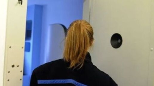 AMOUREUSE, ELLE COUVRAIT UN D&Eacute;TENU DE CADEAUX: UNE SURVEILLANTE DE PRISON INTERDITE D'EXERCER - photo capture d'&eacute;cran Facebook ok