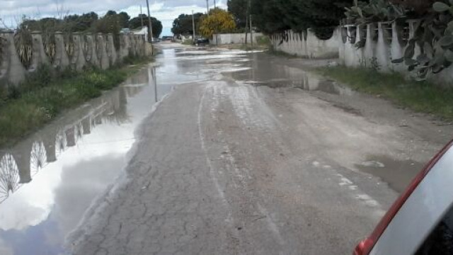 Brindisi, i cittadini si lamentano per l'acqua gialla dai rubinetti in contrada Torre Rossa a Tuturano.