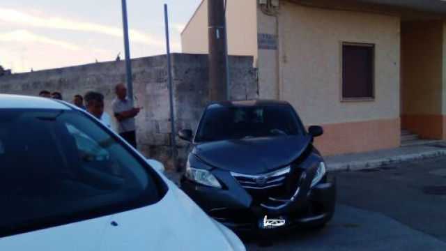 Brindisi, incidente stradale tra due auto in pieno centro abitato a Tuturano.