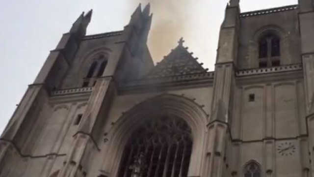 Francia, incendio alla cattedrale di Nantes: un 39enne ha confessato, arrestato.
