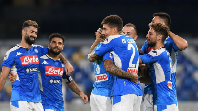 L'abbraccio di gruppo tra i giocatori del Napoli dopo la seconda rete segnata da Allan.