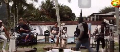 Grupo de pagode tem live interrompida por a&ccedil;&atilde;o policial. (Reprodu&ccedil;&atilde;o/YouTube)