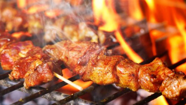 Gorizia, bombola di gas esplode in spiaggia a Grado durante barbecue: ustionati in due.