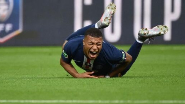 Kylian M'Bapp&eacute; se blessant face &agrave; l'As Saint-&Eacute;tienne. (Getty Images)