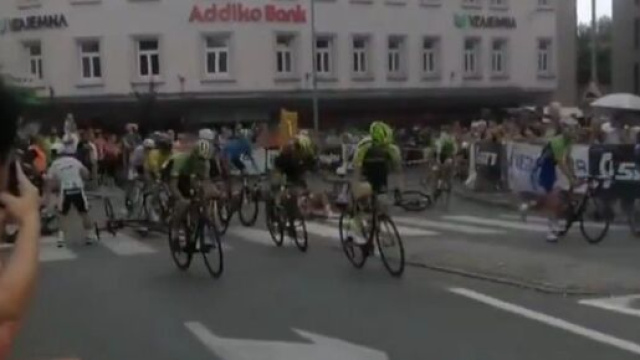 La caduta nel finale del Gp Kranj.