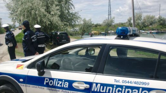 Ravenna, effusioni spinte presso l'area naturista di Lido di Dante: coppia multata per atti osceni in luogo pubblico.