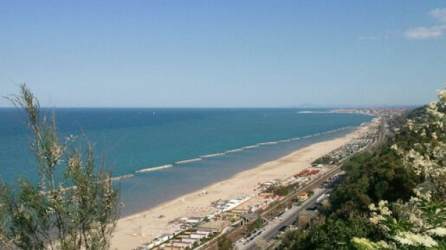 Pesaro, donna 55enne muore annegata mentre fa il bagno in mare.