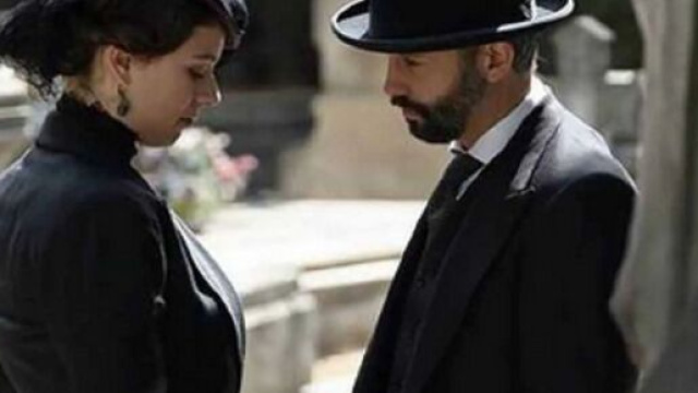 Una vita, trame Spagna: Felipe si finge interessato a Genoveva per sbugiardare Alfredo.