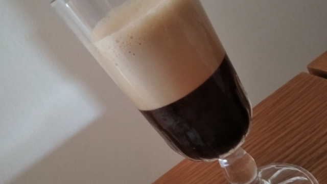 Caff&egrave; shakerato, &egrave; possibile prepararlo a casa con un barattolo di vetro.