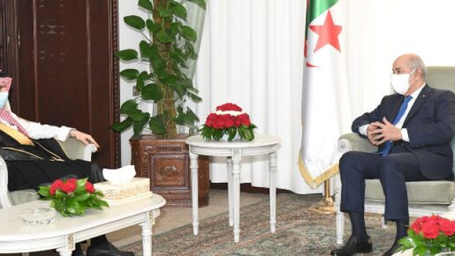 Le ministre saoudien des Affaires &eacute;trang&egrave;res avec le pr&eacute;sident Tebboune. Pr&eacute;sidence de la R&eacute;publique (compte officiel Facebook)