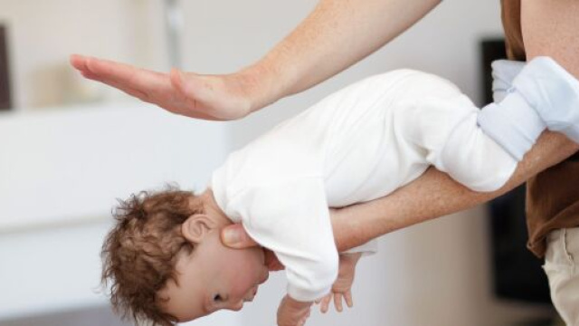Mondovicino, Cuneo: neonato rischia di soffocare, salvato da una commessa Ovs.