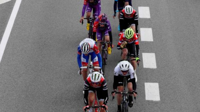Vuelta a Burgos, tre ciclisti della Uae Emirates fermati prima della 2^ tappa perch&eacute; entrati in contatto con un caso accertato di Covid-19.