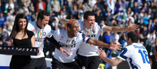 Jogadores recebendo homenagem. (Arquivo Blasting News)