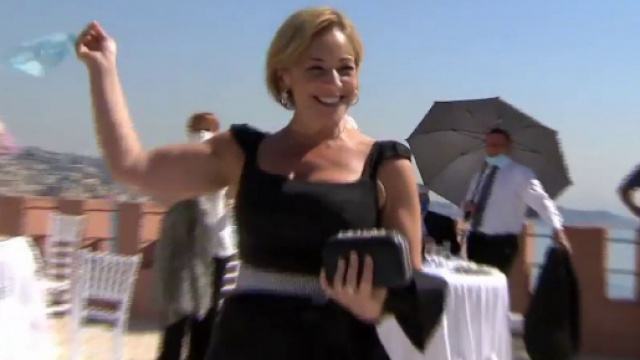 Un posto al sole: Silvia (Luisa Amatucci) durante quello che sembra un matrimonio alla Terrazza.