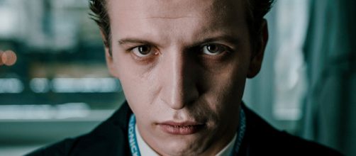 Maciej Musialowski interpreta o inescrupuloso Tomek no drama 'Rede de &Oacute;dio' da Netflix. (Reprodu&ccedil;&atilde;o/Netflix)