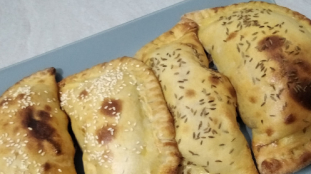 Calzoni al forno senza lievito, leggeri e gustosi.