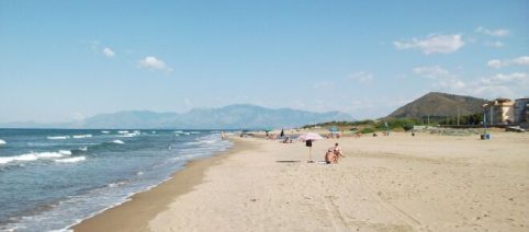 Mondragone, perde la vita a causa di un infarto in spiaggia: aveva 45 anni