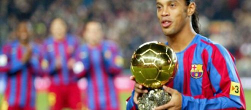 Bom com a bola no p&eacute; e o pandeiro na m&atilde;o, Ronaldinho &eacute; um sucesso no meio musical. (Arquivo Blasting News)