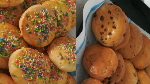 Biscotti arricchiti di gocce di cioccolato e codette colorate di zucchero.