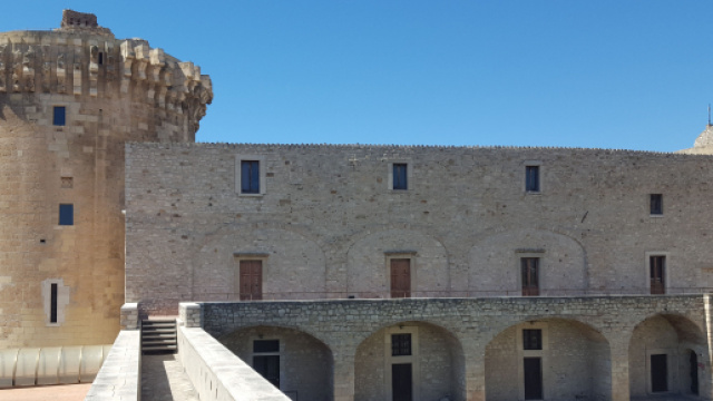 Castello di Venosa, il cortile interno.