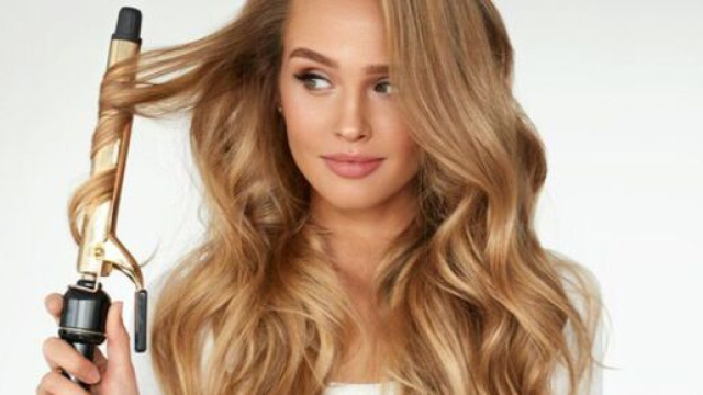 Moda, capelli sciolti: i mini chignon, le beach waves e la tonalit&agrave; bronde, estate 2020.