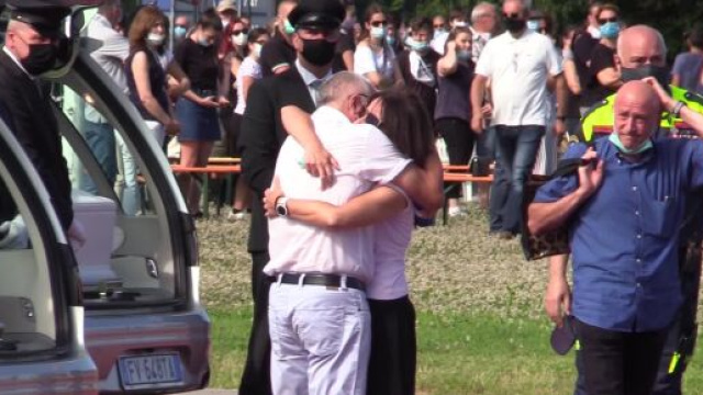 Elena e Diego, l'ultimo saluto di mamma Daniela ai funerali.