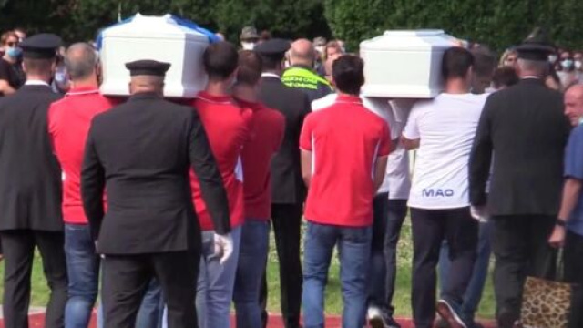 Gemelli uccisi: i funerali si sono svolti stamattina nel campo sportivo di Gessate alla presenza di 1200 persone.