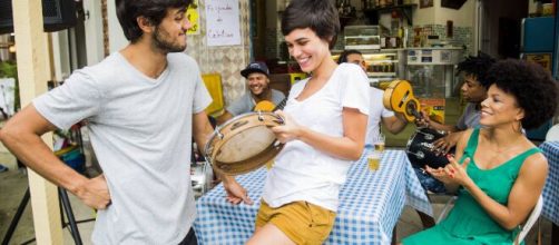 Jonatas e Leila s&atilde;o flagrados aos beijos. (Arquivo Blasting News)