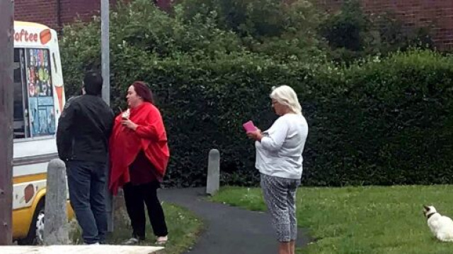 Ce chat fait patiemment la queue devant le marchand de glace en respectant les r&egrave;gles de distanciation sociale (source : capture Facebook)