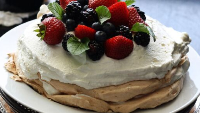 Cestino Pavlova alla frutta, un dolce per l'estate.