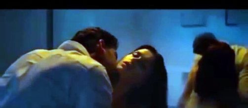 Cena no banheiro do filme '365 Dni'. (Arquivo Blasting News)