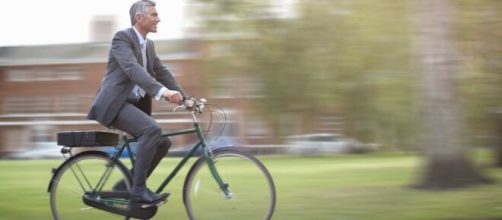Na Europa, &eacute; comum ver pessoas de terno indo para o trabalho em bicicletas. (Arquivo Blasting News)