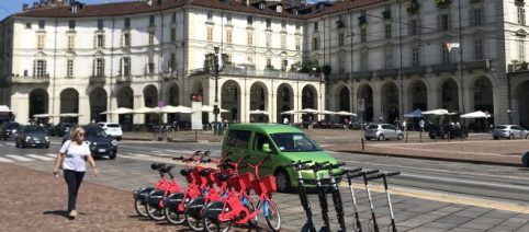 Record di multe a Torino per monopattini e bici, i vigili: 'Troppe persone improvvisate'