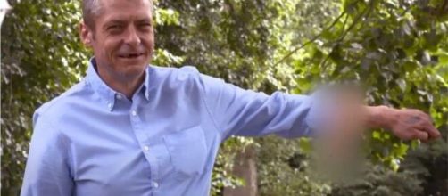 Homem est&aacute; com o p&ecirc;nis no bra&ccedil;o at&eacute; conseguir recursos para que possa transport&aacute;-lo para o local certo. (Foto: The Sun)